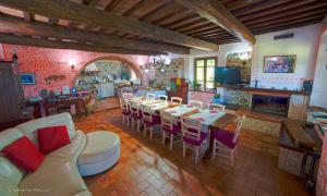 a living room with a long table and chairs at Agriturismo e Caseificio La Valle degli Ulivi in Semproniano