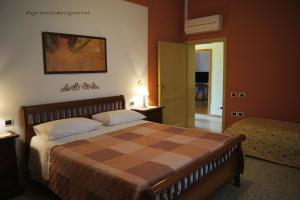 a bedroom with a bed with a checkered bedspread at Agriturismo Signorini in Orciatico
