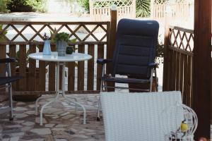 een stoel en een tafel op een patio bij Apartamentos Casa Torres - Adults Only in Albir