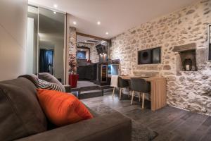 TV a/nebo společenská místnost v ubytování Le Balcon de la Vieille Ville Annecy