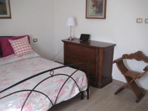 ラ・スペツィアにあるurania houseのベッドルーム1室(ベッド1台、ドレッサー、椅子付)