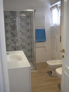 ラ・スペツィアにあるurania houseのバスルーム(洗面台、トイレ、シャワー付)
