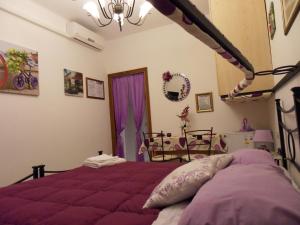 アンツィオにあるDi mare e di Saleのベッドルーム(紫色の掛け布団付きのベッド1台付)