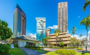 una ciudad con edificios altos y palmeras en Hawaiian Monarch Penthouse 402 en Honolulu