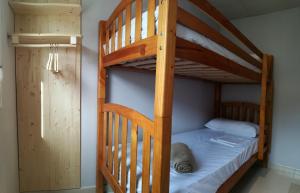 una litera en una habitación con escalera en Apartaments Els Temporers, en Corbera