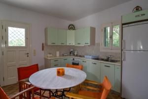 Kuchyň nebo kuchyňský kout v ubytování Villa Pergola Andros