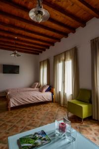 Postel nebo postele na pokoji v ubytování Villa Pergola Andros