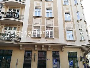 budynek z napisem na froncie w obiekcie Holiday Apartments w Karlowych Warach