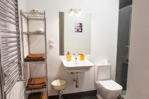 A bathroom at Segovia
