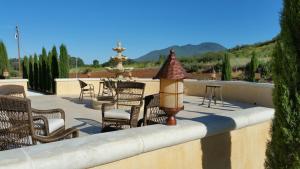 a patio with a fountain and chairs and a table at Thorn Hill Vineyards Villa Suites in Clear Lake Riviera