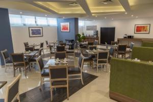 - un restaurant avec des tables et des chaises dans une salle dans l'établissement Ocean View Beach Hotel, à Mazatlán