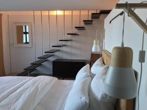ein Schlafzimmer mit einem Bett und einem Treppenaufgang in der Unterkunft Shorebreak Studio Apartments in Sapphire Beach