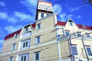 un edificio con una torre dell'orologio sopra di Hotel Ohirune Racco Sakai (Adult Only ) a Sakai