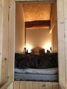 sypialnia z łóżkiem piętrowym w pokoju w obiekcie Notrack w mieście Niseko