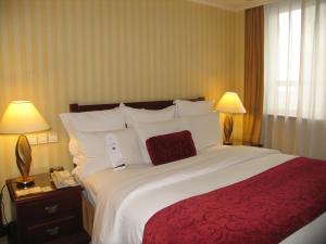Postel nebo postele na pokoji v ubytování Clarion Hotel Tianjin