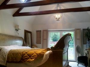 A bed or beds in a room at Mulberry House 