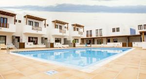 Swimmingpoolen hos eller tæt på Comfy duplex in Puerto Calero