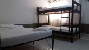 - deux lits superposés dans une chambre dans l'établissement cactus city hostel confort, à Ríohacha