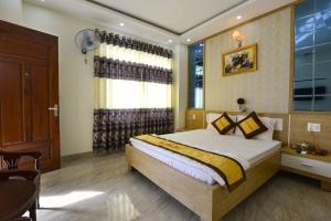 Кровать или кровати в номере Hung Vuong Hotel