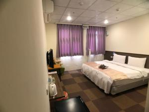 Postel nebo postele na pokoji v ubytování Chang Ti Metropolis Commercial Hotel