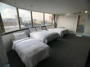 Tempat tidur dalam kamar di Chang Ti Metropolis Commercial Hotel