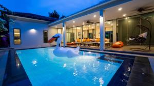 uma piscina com um pato de borracha numa casa em Villa Navin Premiere Pool Villa em Praia de Jomtien
