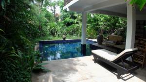 uma piscina no meio de um quintal em Enkosa 4-Bedroom Wooden Luxury House em Siem Reap