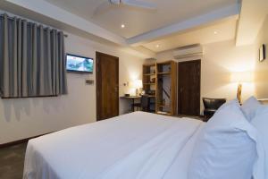 Säng eller sängar i ett rum på Enkosa 4-Bedroom Wooden Luxury House