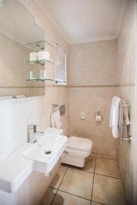 Koupelna v ubytování Santorini Guesthouse