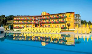 Bazén v ubytovaní Thermenhotel PuchasPLUS Stegersbach alebo v jeho blízkosti