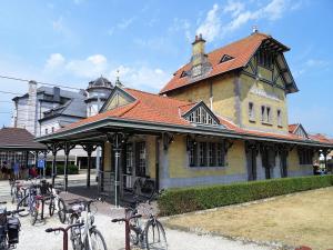 un bâtiment avec des vélos garés devant lui dans l'établissement B&B De Passant, à Jabbeke