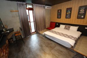 Katil atau katil-katil dalam bilik di 羅東夜市 工業Loft旅宿
