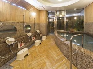 高知市にあるホテル　港屋のバスルーム(シャワー、バスタブ、トイレ付)