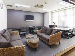 高知市にあるホテル　港屋のリビングルーム(ソファ、テーブル、テレビ付)