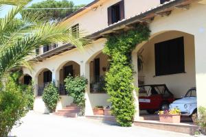 Un edificio con un'edera sul lato. di La Loggia - Villa Gloria -Adults Only a Quercegrossa