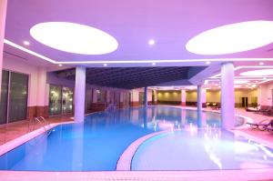 Bazén v ubytování Safran Thermal Resort Sandikli nebo v jeho okolí