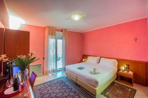 Postel nebo postele na pokoji v ubytování Hotel San Gerolamo