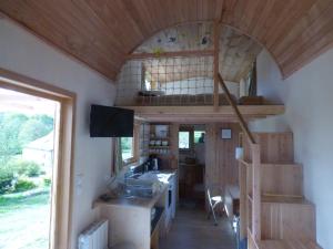una casetta minuscola con scala in una stanza di le Vallon des 5 Roses a Saint-Hilaire-du-Maine Altre 9 foto