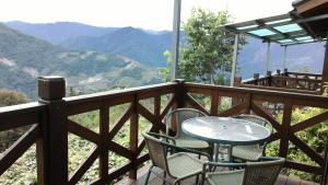 仁愛鄉的住宿－清境小太陽景觀木屋 ，山景阳台上的桌椅