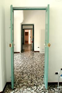 カザラーノにあるPalazzo Galloの石の床の廊下への開口ドア