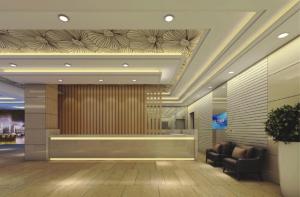 eine Lobby eines Hotels mit einer Rezeption und Stühlen in der Unterkunft Suzhou Sun Plaza Hotel in Suzhou