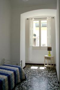 カザラーノにあるPalazzo Galloのベッドルーム(ベッド1台、窓付)