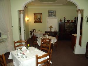 Ein Restaurant oder anderes Speiselokal in der Unterkunft Pension Marienhof 