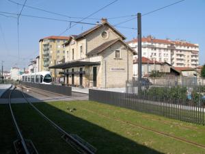 ヴィルールバンヌにあるApt spacieux proche Lyon Guillotteの線路上の鉄道駅