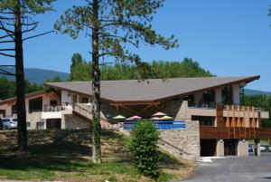 ein Resortgebäude mit einem Pool und einer Terrasse in der Unterkunft Le Pré du Lac in Saint-Jorioz