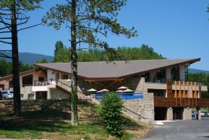 - un bâtiment doté d'une piscine et d'une terrasse dans l'établissement Le Pré du Lac, à Saint-Jorioz