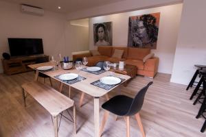 sala de estar con mesa, sillas y sofá en Bazan 16, en Alicante