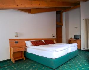 Кровать или кровати в номере Alp Hotel Dolomiti