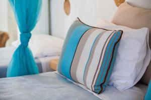 Giường trong phòng chung tại Lindos View Hotel