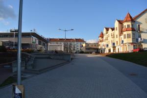 pusta ulica w mieście z budynkami w obiekcie Apartamenty Jantar w mieście Giżycko